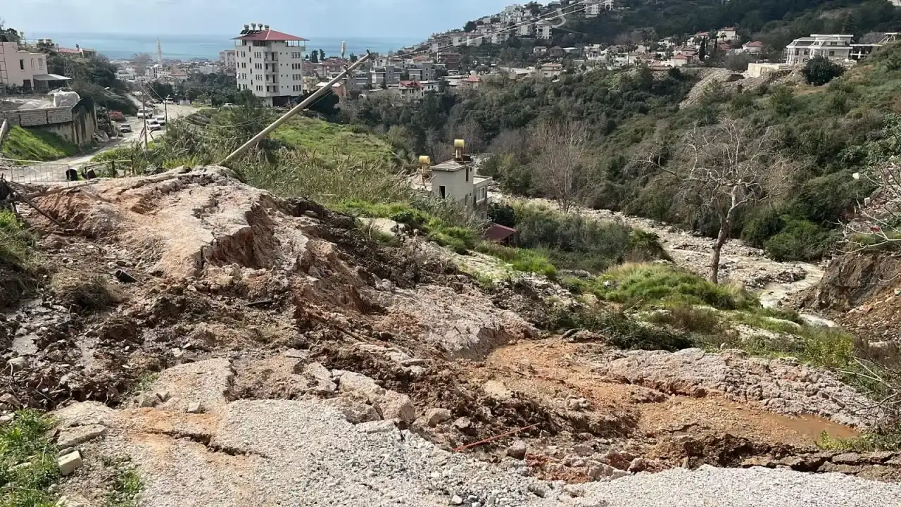 Alanya'da Sağanak Felaketi: Evler Tahliye Edildi, Yollar Çöktü 1